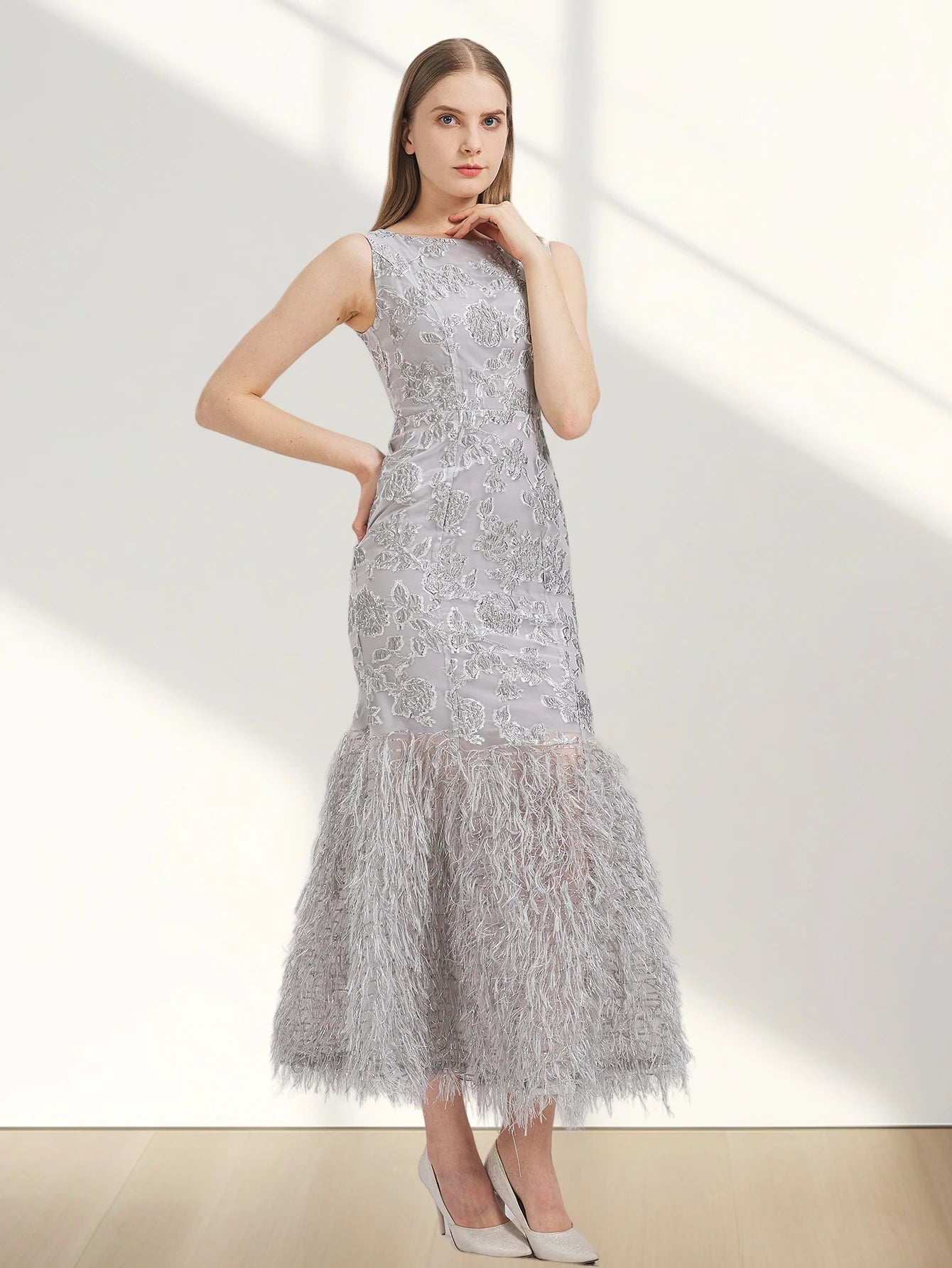 Elegant Organza Fishtail Maxi Dress – 2024 Sleeveless Evening Gown with Feather Details Style Heaven