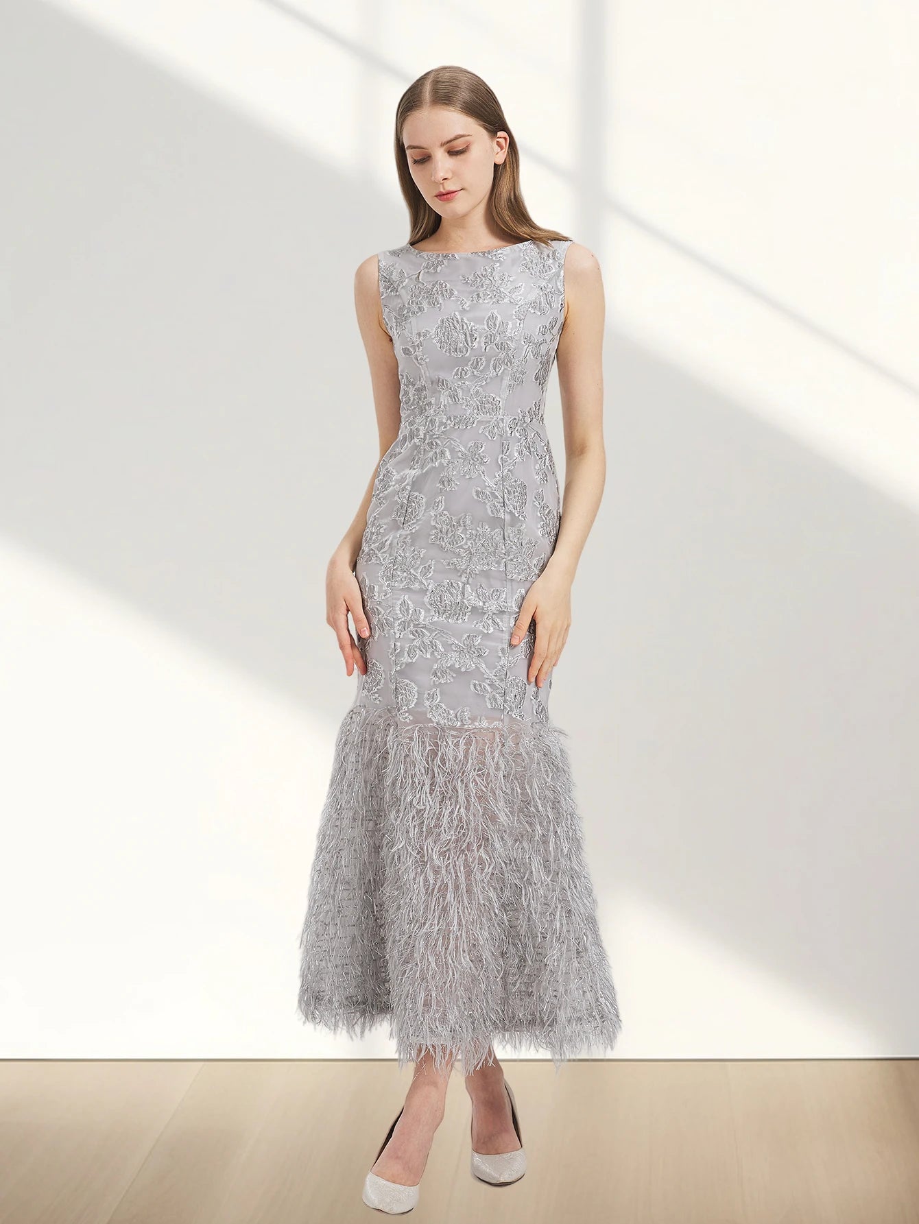 Elegant Organza Fishtail Maxi Dress – 2024 Sleeveless Evening Gown with Feather Details Style Heaven
